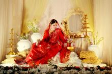 Sposa tradizionale del Bangladesh con sari jamdani
