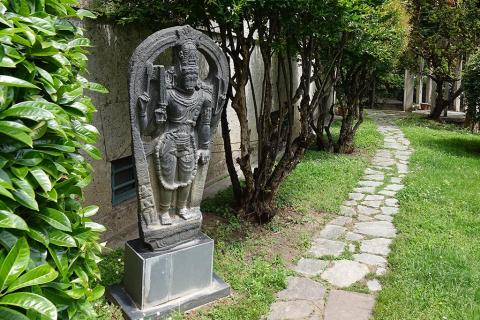 Statua di Virabhadra nel giardino dei Berger