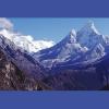 <strong>L'Ama Dablam è una vetta di 6812 metri</strong> che si trova nella valle del Khumbu Himal, che domina la valle del Dudh Kosi ("fiume di latte") che porta verso Tengboché e i campi base del Lhotse e Everest