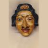 Maschera di personaggio di corte. Di colore bruno, indice di temperamento appassionato. L’acconciatura porta ilclassico gioiello centrale. Essendo di corte, dovrebbe essere “halus”, raffinato, ma non lo è, come indicano i suoi occhi sporgenti, il naso largo e lungo e il colore bruno-giallastro.